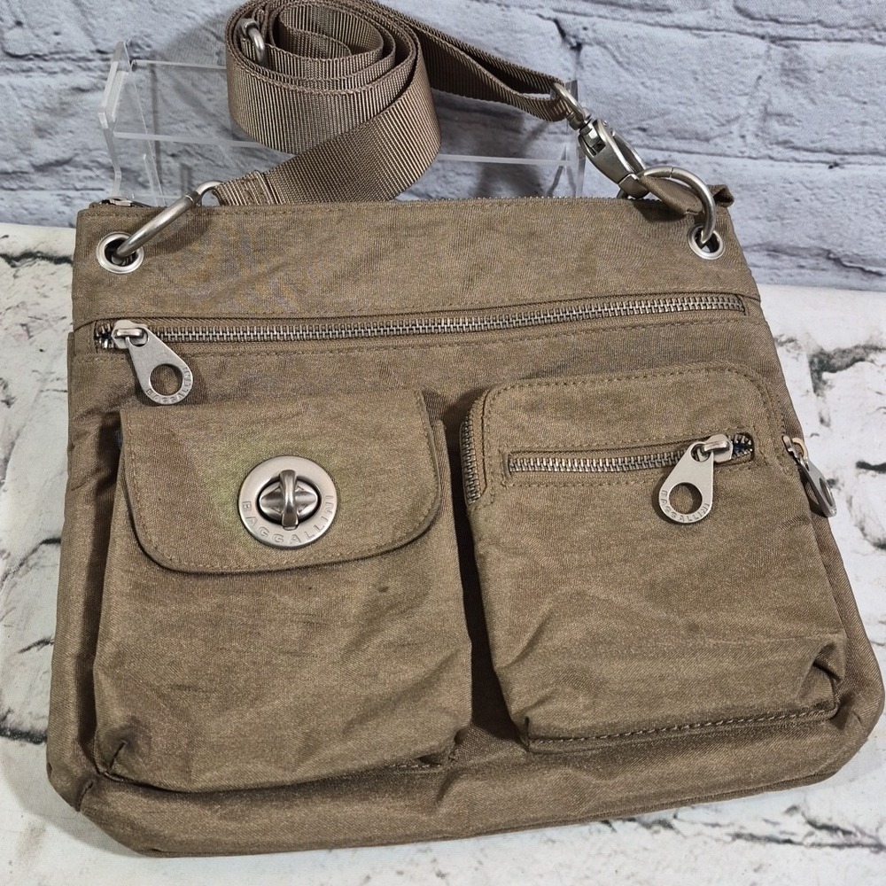 Baggallini Cross Body  Lightweight Nylon Water Resistant Khaki‎ Tan Handbag Flaw